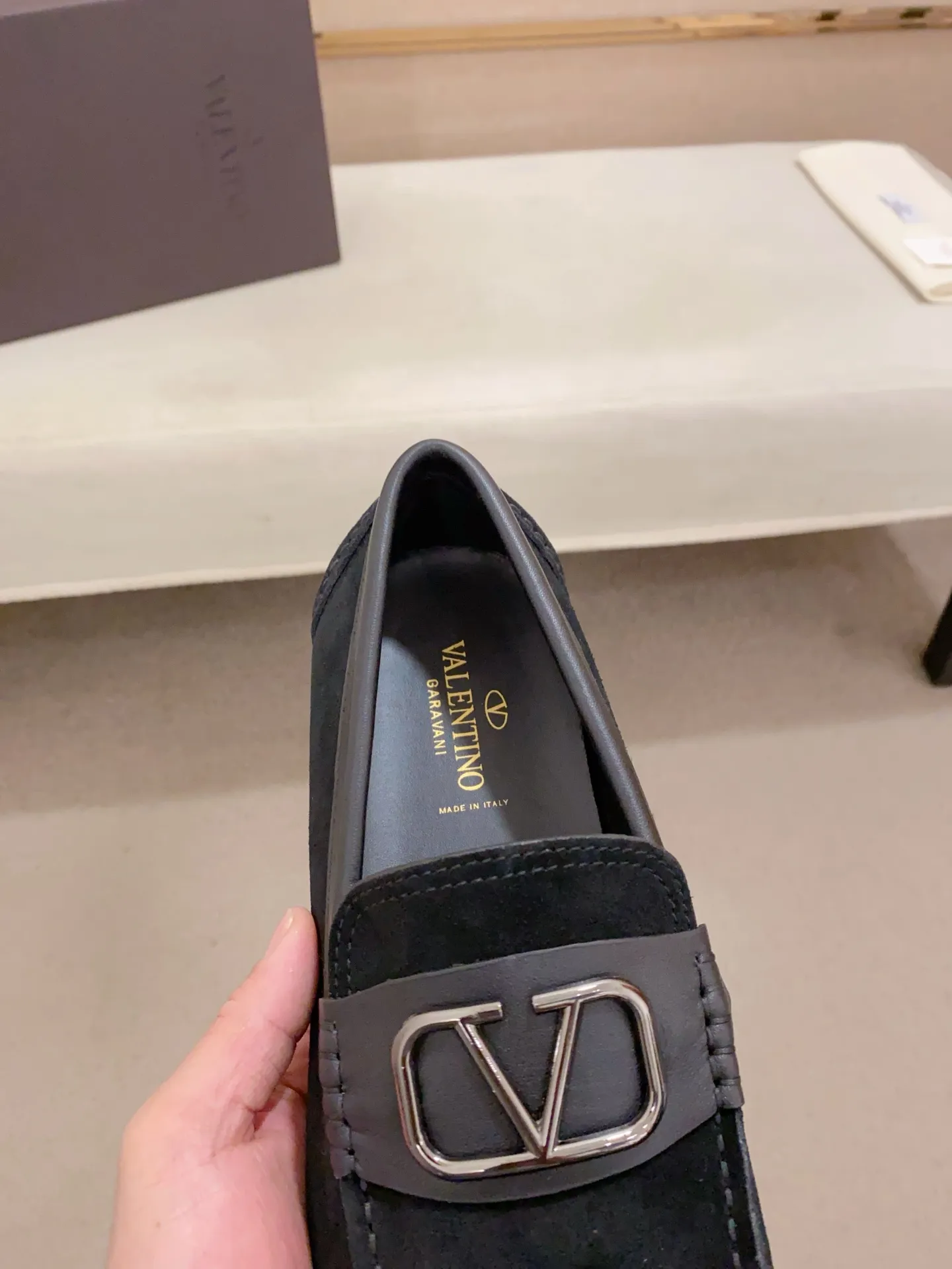 Men's shoes💰: 680💰VALENTINO, made of imported cowhide with imported water-dyed cowhide lining, iconic hardware and iconic wear-resistant outsole. 38-44. 45 VALENTINO packaging can be customized to enjoy the brand’s iconic product packaging